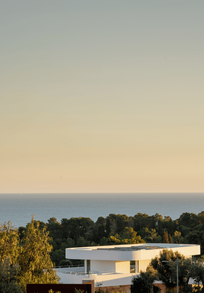 Moradia com design contemporâneo e piscina com vista mar no resort Palmares, Algarve.