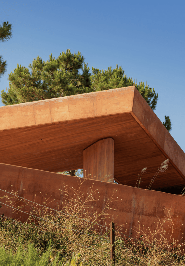 Detalhe da arquitetura em betão pigmentado e linhas modernas do Clubhouse no Palmares Algarve.