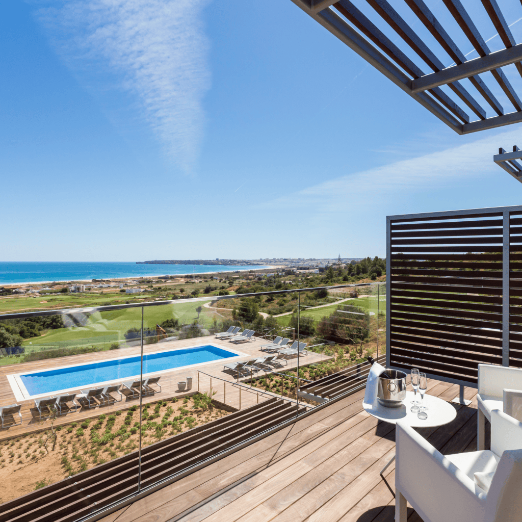 Detalhe de varanda privada com vista para o mar e campo de golfe no Palmares Beach House Hotel.