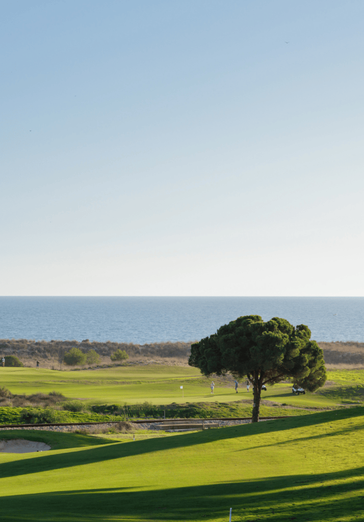 Campo de golfe com vista para o mar no Palmares Living, ideal para jogar em perfeita harmonia com a natureza.