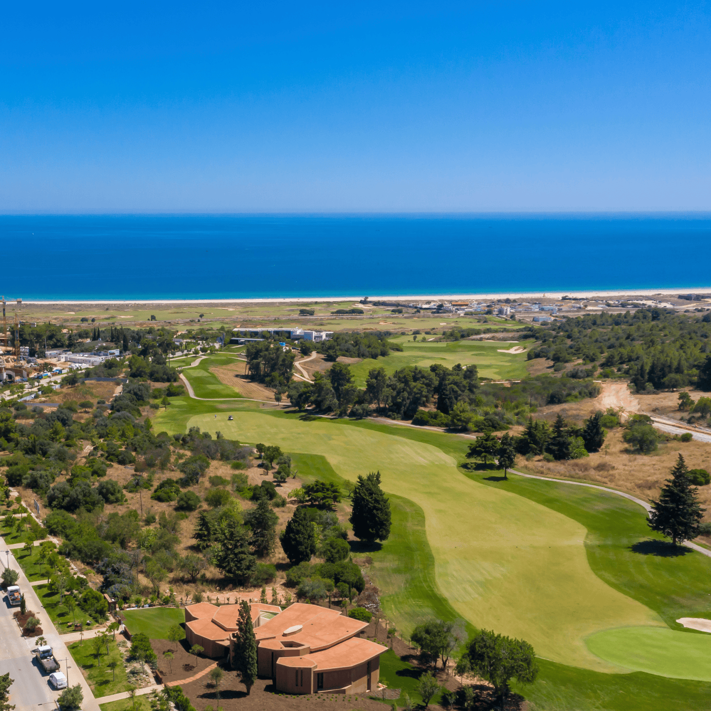 Arquitetura contemporânea do Clubhouse do Palmares, integrada na paisagem natural