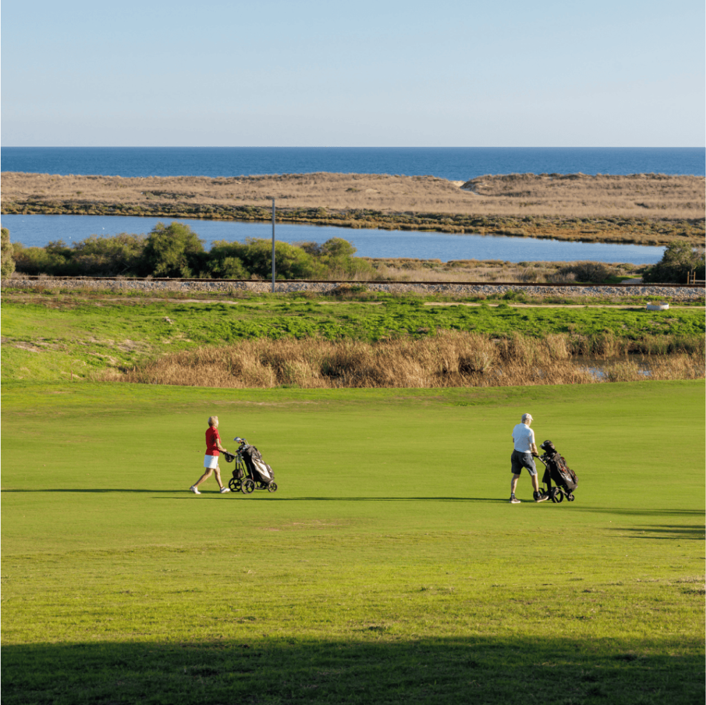 Campo de golfe em frente à ria e ao mar na região de Lagos, Algarve.