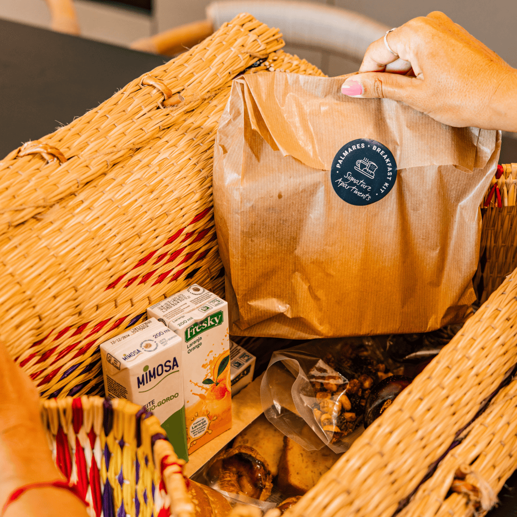 Interior do cesto do Palmares Breakfast Kit com pacote personalizado e seleção de produtos regionais.
