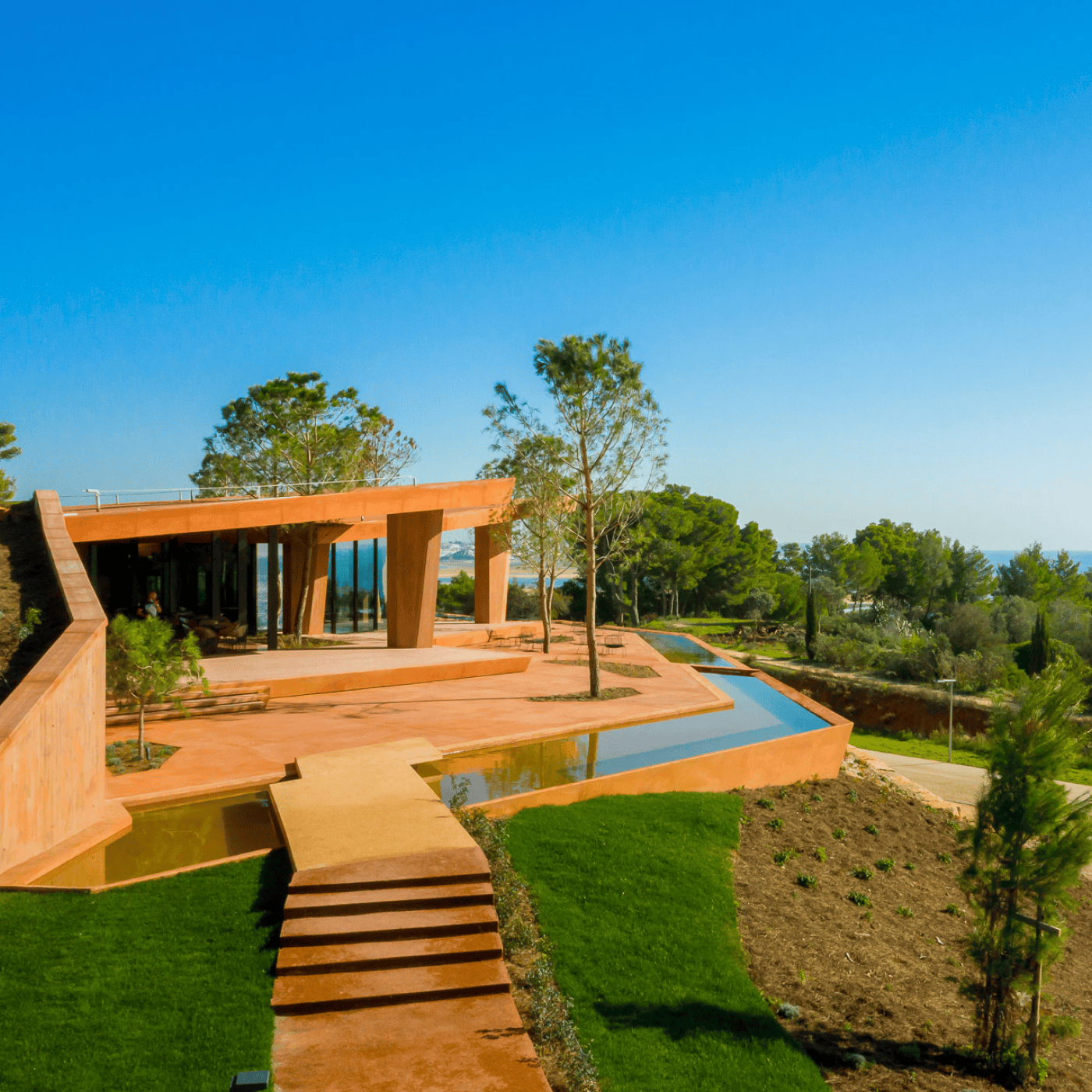 Vista aérea do Clubhouse do Palmares com o campo de golfe e o oceano ao fundo.