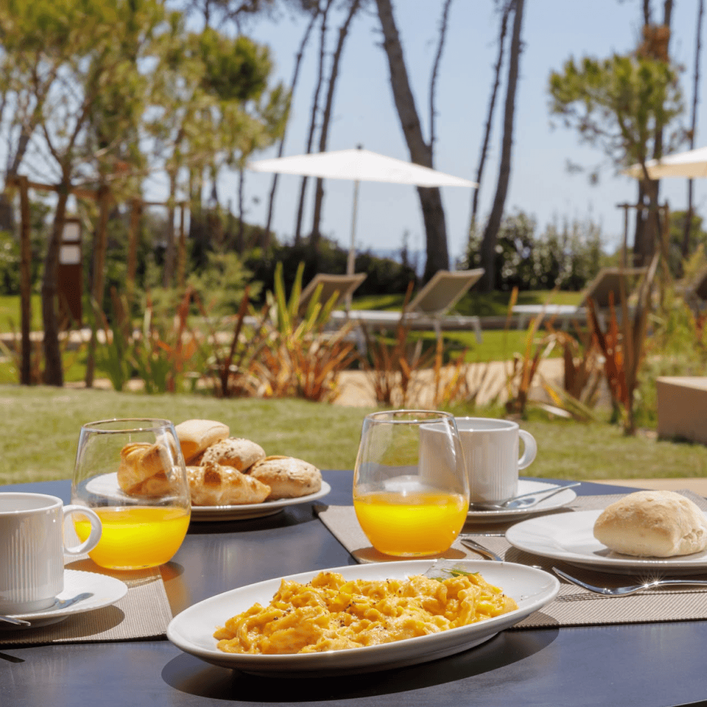 palmares-pequeno-almoco-mesa-jardim-vista