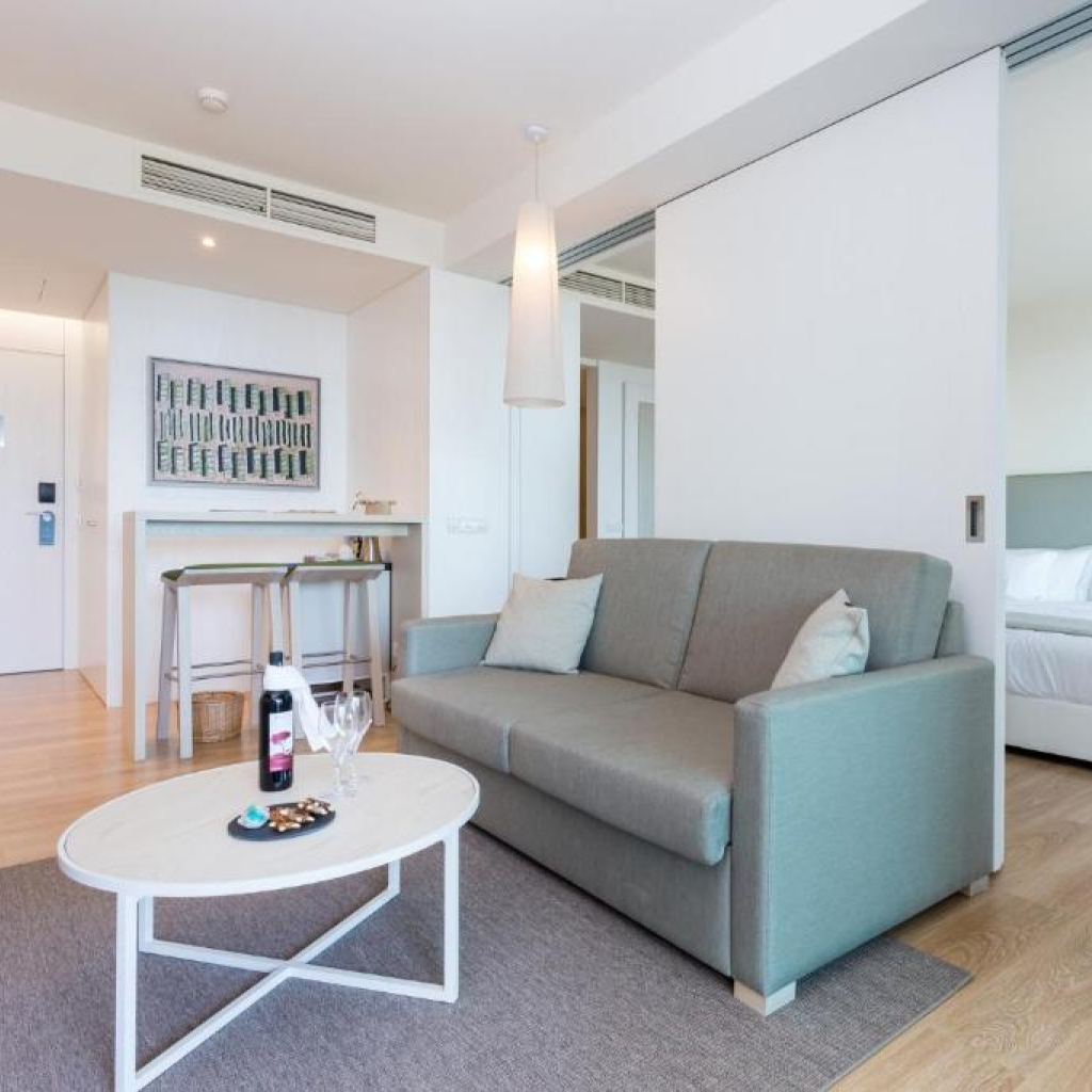 Sala das suites do Palmares Living com zona de estar e kitchenette, ideal para estadias confortáveis e independentes.