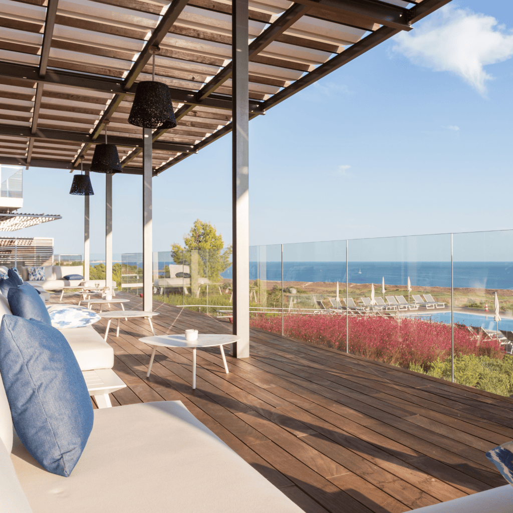 Terraço das suites Palmares Living com zona lounge exterior e vista deslumbrante para o oceano Atlântico.