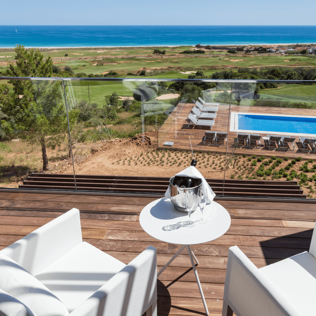 Varanda panorâmica com vista para a piscina, campo de golfe e oceano no Palmares Beach House Hotel.