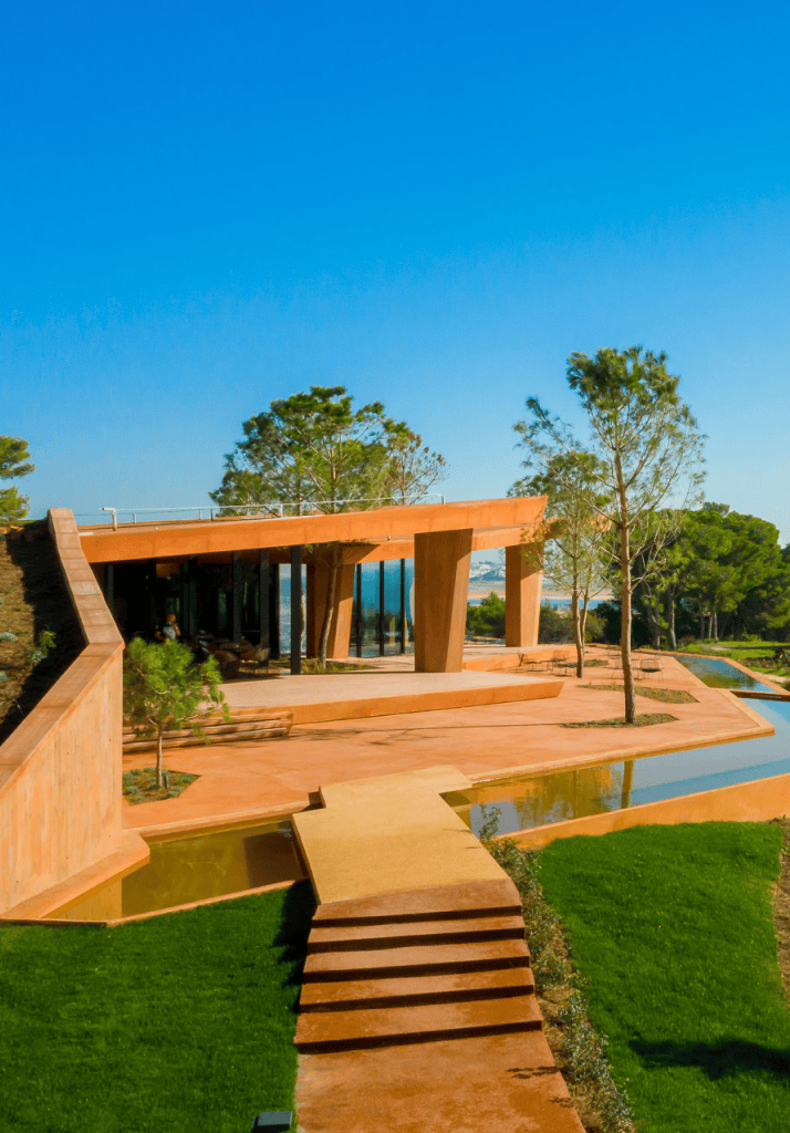Entrada do Signature Clubhouse no Palmares Living, com vista panorâmica sobre o mar de Lagos.