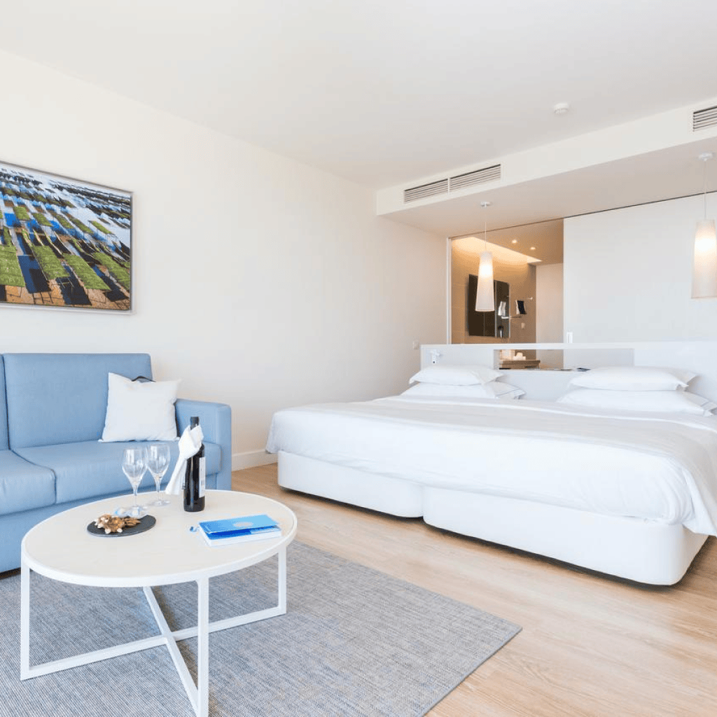 Suite com cama de casal e design minimalista no Palmares Beach House Hotel.